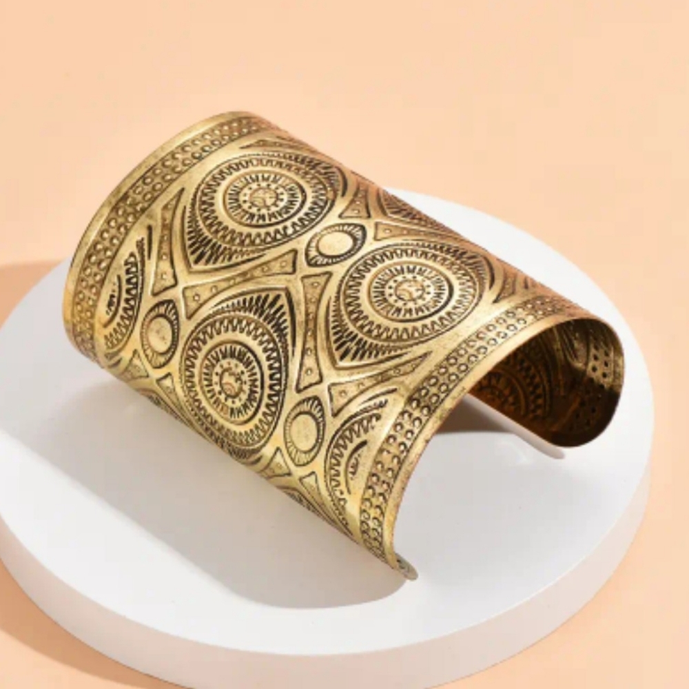 Vintage Devils Eye Yellow Gold Cuff Bracelet